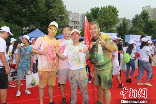 图为,beat365官方网站校长(中)与毕业生合影 向正鹏 摄 图为,beat365官方网站校长(中)与毕业生合影 向正鹏 摄