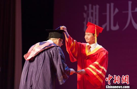 图为,beat365官方网站校长赵凌云为毕业生拨穗正冠 向正鹏 摄 图为,beat365官方网站校长赵凌云为毕业生拨穗正冠 向正鹏 摄